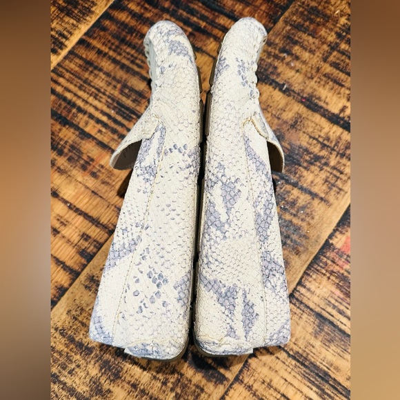 COLE HAAN Evelyn Leather Driver Loafers GREY AND WHITE SNAKE PRINT SIZE 7 - Picture 7 of 9